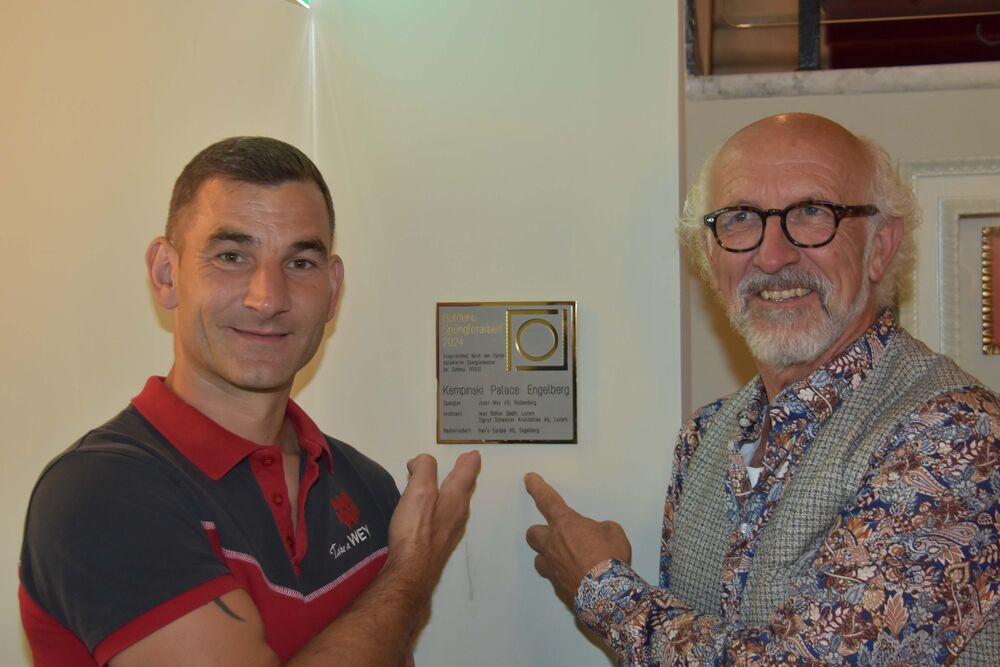 Die beiden Eidg. dipl. Spenglermeister Tomislav Mesarek und Josef Wey freuen sich über die Sieger-Plakette der «Goldenen Spenglerarbeit 2024». (Foto: Christian Zeuch, VDSS)